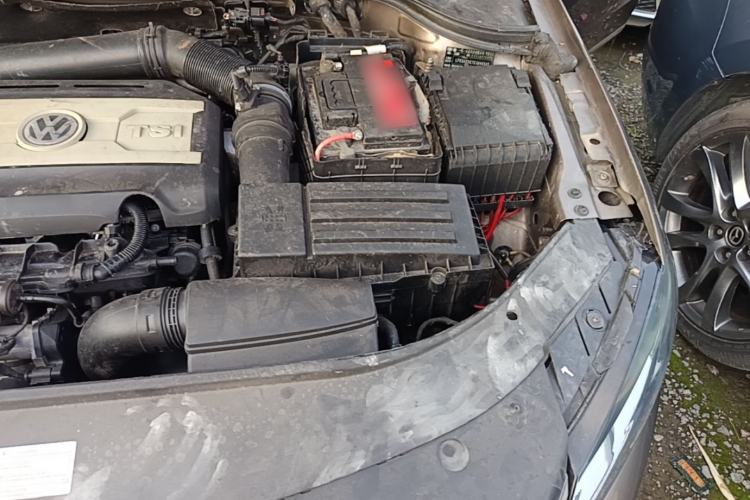 Used Volkswagen Magotan 2012 Revised Version 1.8TSI Leading Edition Engine Bay Left
