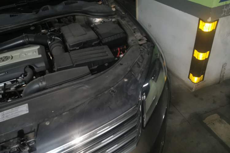 Used Volkswagen Magotan 2012 Revised Version 1.8TSI Leading Edition Engine Bay Left