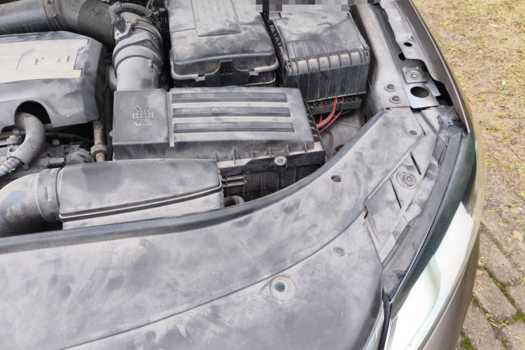Used Volkswagen Magotan 2012 Revised Version 1.8TSI Leading Edition Engine Bay Left