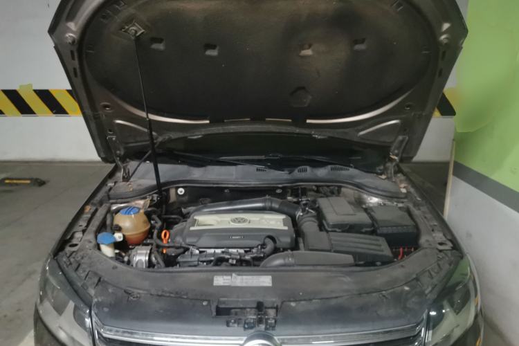 Used Volkswagen Magotan 2012 Revised Version 1.8TSI Leading Edition Engine Bay
