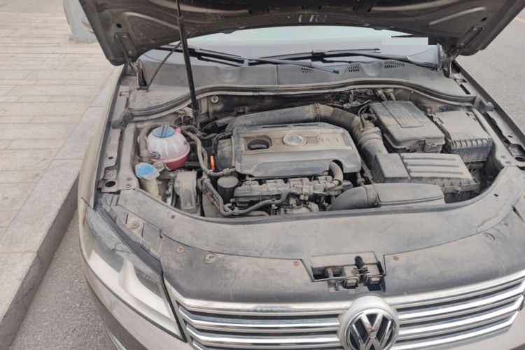 Used Volkswagen Magotan 2012 Revised Version 1.8TSI Leading Edition Engine Bay Right