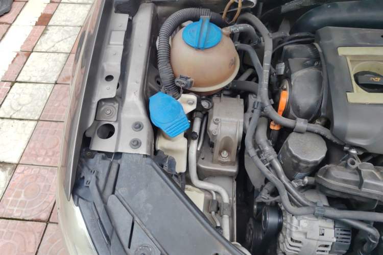 Used Volkswagen Magotan 2012 1.8TSI Prestige Model Engine Bay Right