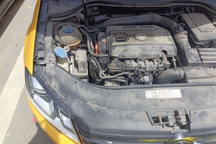 Used Volkswagen Magotan 2012 1.8TSI Prestige Model Engine Bay Right