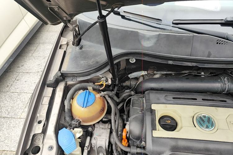 Used Volkswagen Magotan 2012 Revised 1.8TSI Luxury Version Engine Bay Right