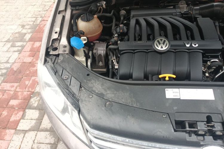 Used Volkswagen Magotan 2012 3.0 FSI Flagship Edition Engine Bay Right