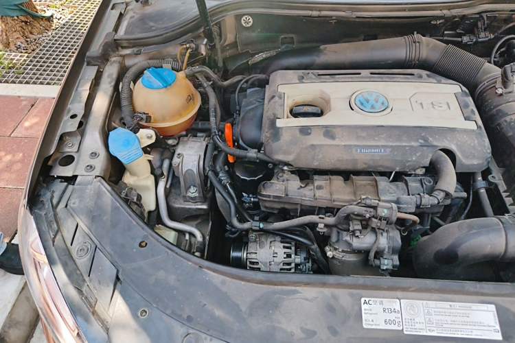 Used Volkswagen Magotan 2012 Revised 1.8TSI Luxury Version Engine Bay Right