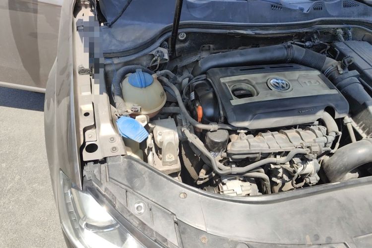 Used Volkswagen Magotan 2012 Revised Version 1.8TSI Leading Edition Engine Bay Right