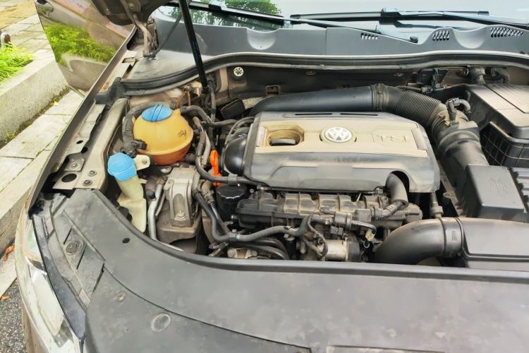 Used Volkswagen Magotan 2012 Revised 1.8TSI Luxury Version Engine Bay Right