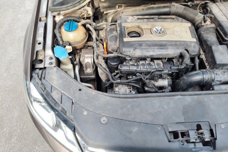 Used Volkswagen Magotan 2012 2.0 TSI Prestige Edition Engine Bay Right