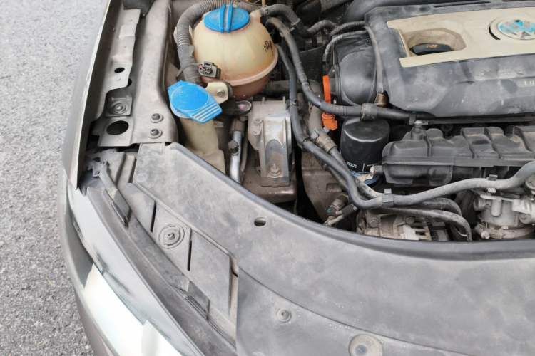 Used Volkswagen Magotan 2012 Revised Version 1.8TSI Leading Edition Engine Bay Right