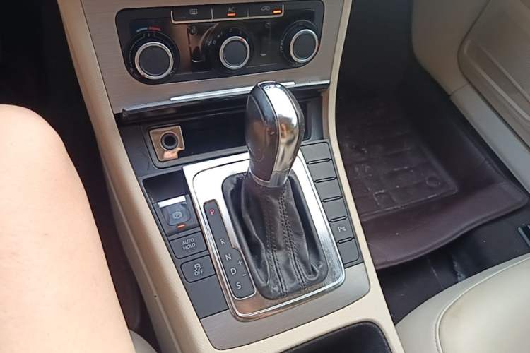 Used Volkswagen Magotan 2012 Revised Version 1.8TSI Leading Edition Gear Lever