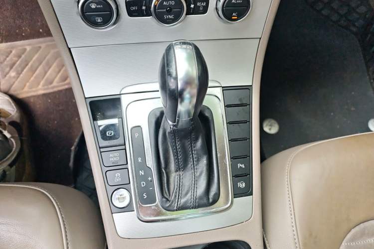 Used Volkswagen Magotan 2012 2.0 TSI Ultimate Edition Gear Lever