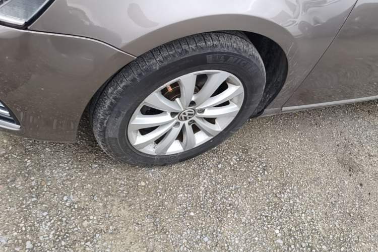 Used Volkswagen Magotan 2012 Revised 1.8TSI Luxury Version Left Front Wheel Hub