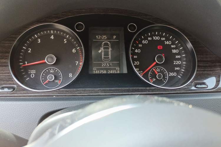 Used Volkswagen Magotan 2012 1.8TSI Prestige Model Odometer Close Up