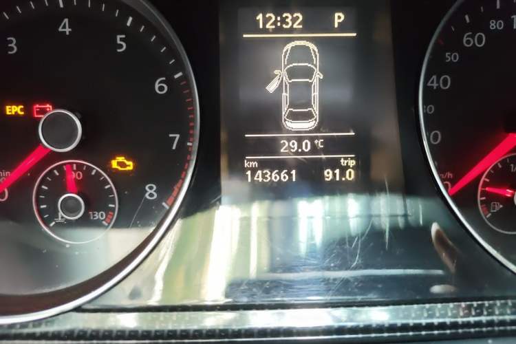 Used Volkswagen Magotan 2012 1.8TSI Comfort Model Odometer Close Up