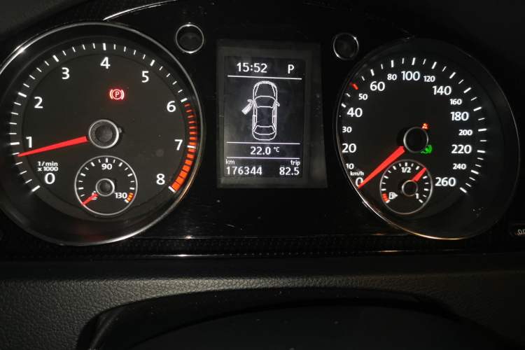 Used Volkswagen Magotan 2012 Revised Version 1.8TSI Leading Edition Odometer Close Up