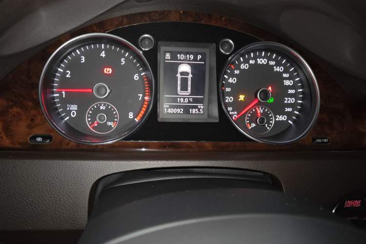 Used Volkswagen Magotan 2012 Travel Edition 2.0 TSI Luxury Version Odometer Close Up