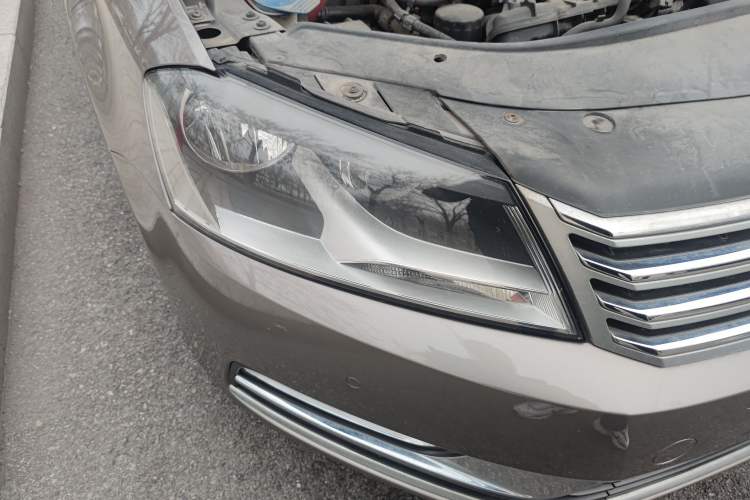 Used Volkswagen Magotan 2012 Revised Version 1.8TSI Leading Edition Right Front Headlight