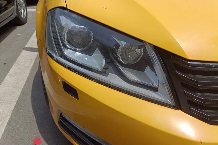 Used Volkswagen Magotan 2012 1.8TSI Prestige Model Right Front Headlight