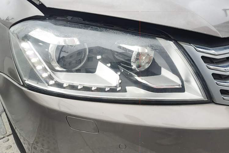 Used Volkswagen Magotan 2012 Revised 1.8TSI Luxury Version Right Front Headlight