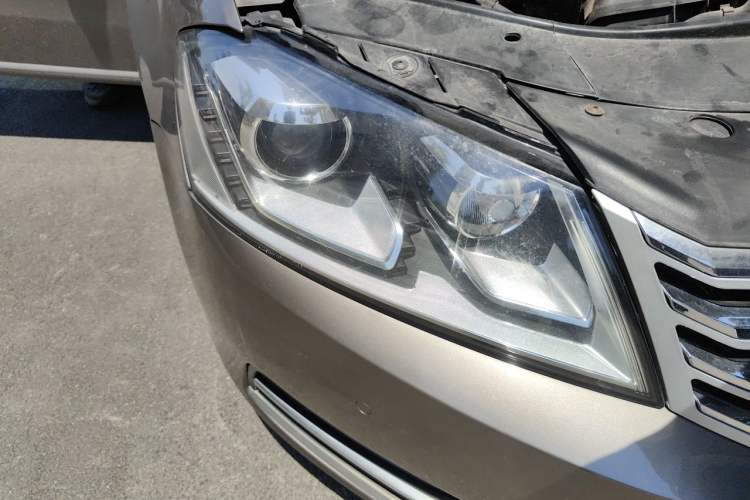 Used Volkswagen Magotan 2012 Revised Version 1.8TSI Leading Edition Right Front Headlight