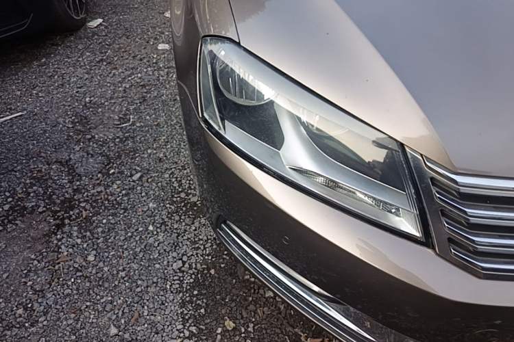 Used Volkswagen Magotan 2012 Revised Version 1.8TSI Leading Edition Right Front Headlight