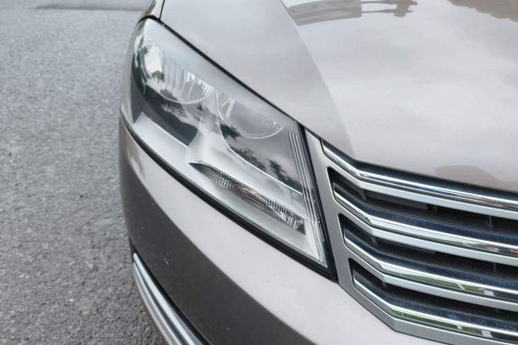 Used Volkswagen Magotan 2012 Revised Version 1.8TSI Leading Edition Right Front Headlight