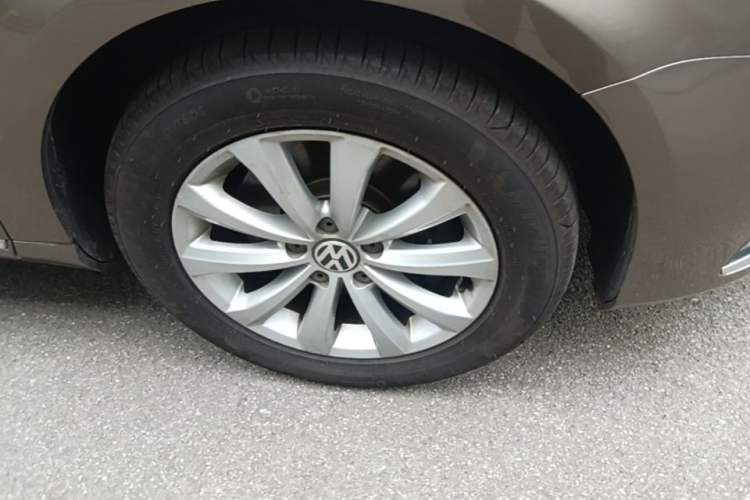 Used Volkswagen Magotan 2012 Revised 1.8TSI Luxury Version Right Front Wheel Hub