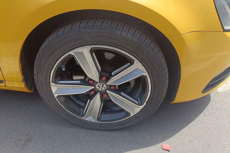 Used Volkswagen Magotan 2012 1.8TSI Prestige Model Right Front Wheel Hub