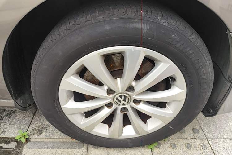 Used Volkswagen Magotan 2012 Revised 1.8TSI Luxury Version Right Front Wheel Hub