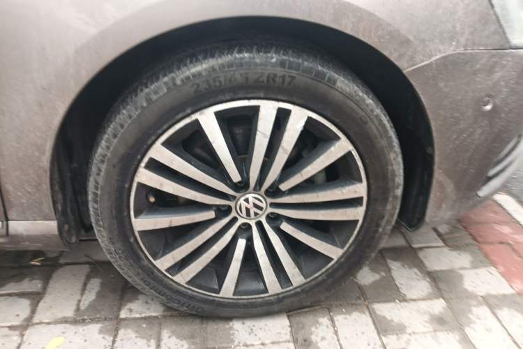Used Volkswagen Magotan 2012 3.0 FSI Flagship Edition Right Front Wheel Hub