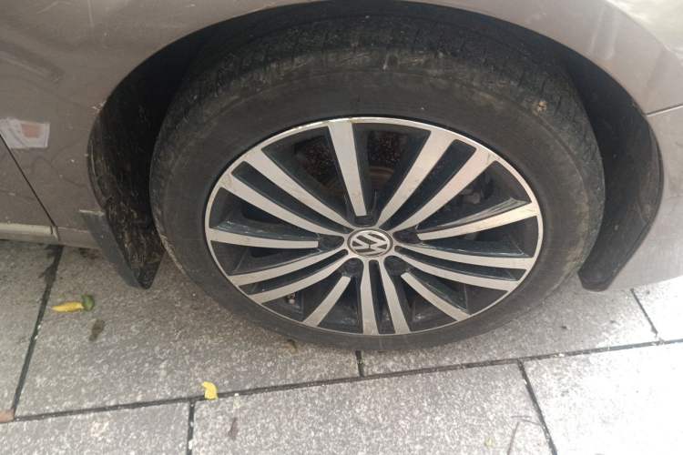 Used Volkswagen Magotan 2012 Revised Version 1.8TSI Leading Edition Right Front Wheel Hub