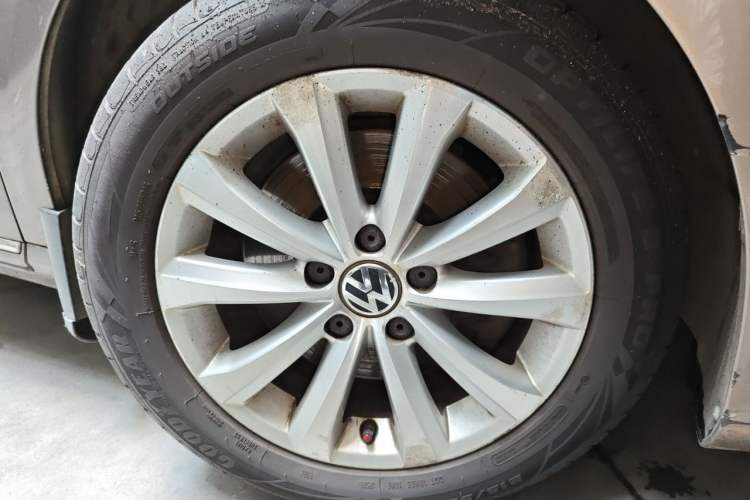 Used Volkswagen Magotan 2012 1.8TSI Comfort Model Right Front Wheel Hub