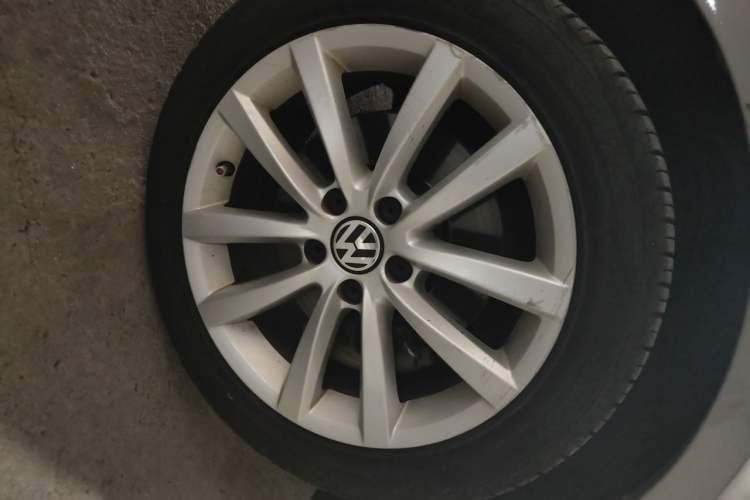 Used Volkswagen Magotan 2012 Facelift 1.8TSI Prestige Model Right Front Wheel Hub