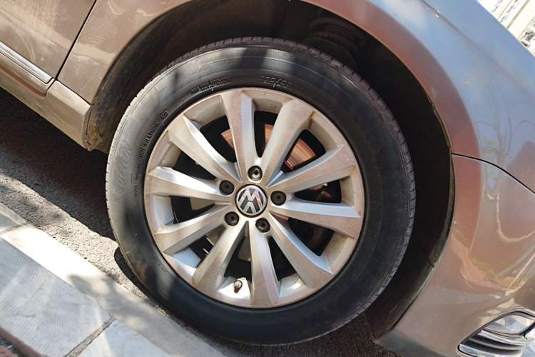 Used Volkswagen Magotan 2012 Revised 1.8TSI Luxury Version Right Front Wheel Hub