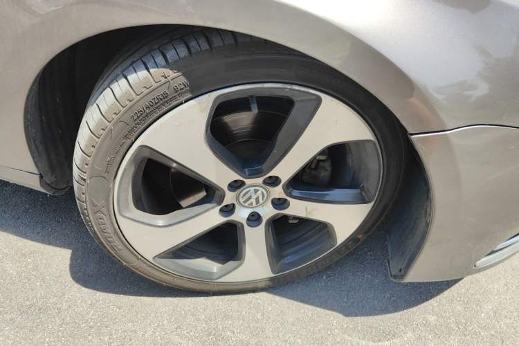Used Volkswagen Magotan 2012 Revised Version 1.8TSI Leading Edition Right Front Wheel Hub