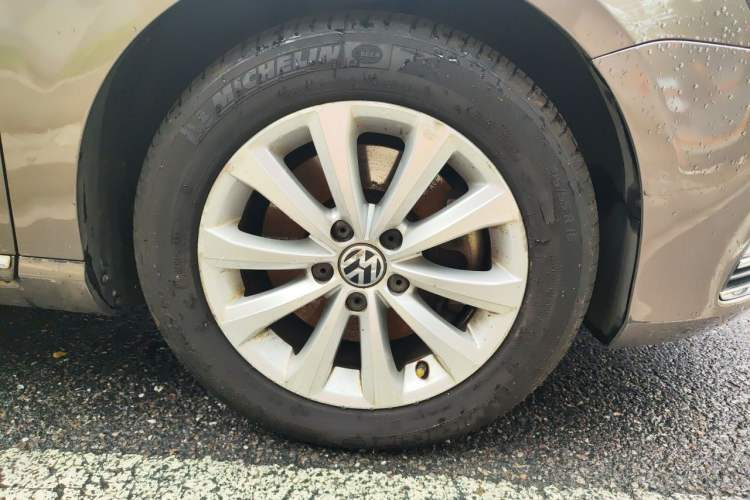 Used Volkswagen Magotan 2012 Revised 1.8TSI Luxury Version Right Front Wheel Hub
