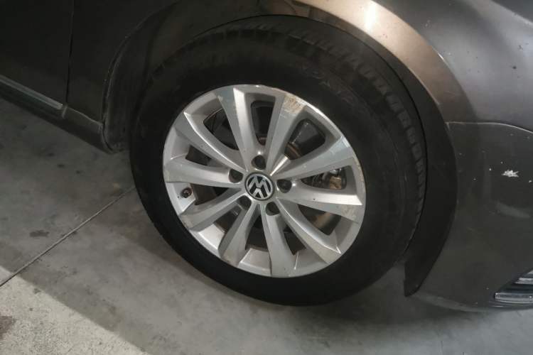 Used Volkswagen Magotan 2012 Revised Version 1.8TSI Leading Edition Right Front Wheel Hub