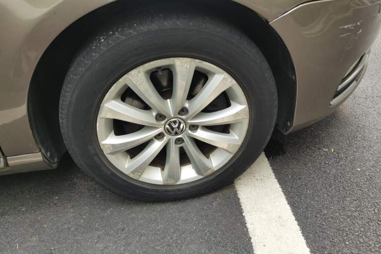 Used Volkswagen Magotan 2012 Revised 1.8TSI Luxury Version Right Front Wheel Hub