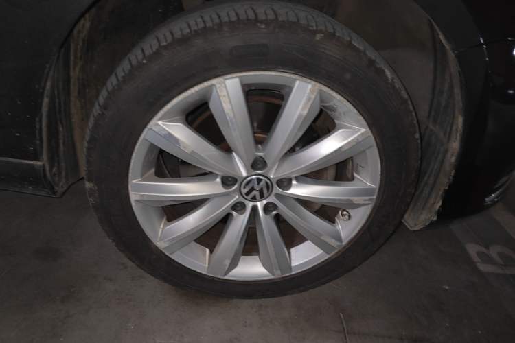 Used Volkswagen Magotan 2012 Travel Edition 2.0 TSI Luxury Version Right Front Wheel Hub