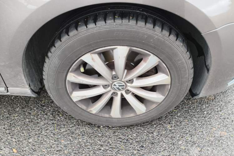 Used Volkswagen Magotan 2012 Revised Version 1.8TSI Leading Edition Right Front Wheel Hub
