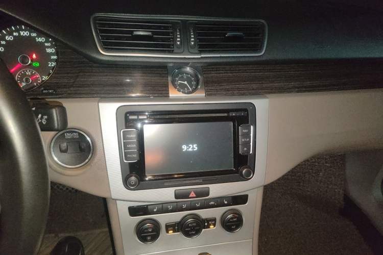 Used Volkswagen Magotan 2013 2.0 TSI Prestige Model Audio And AC Panel