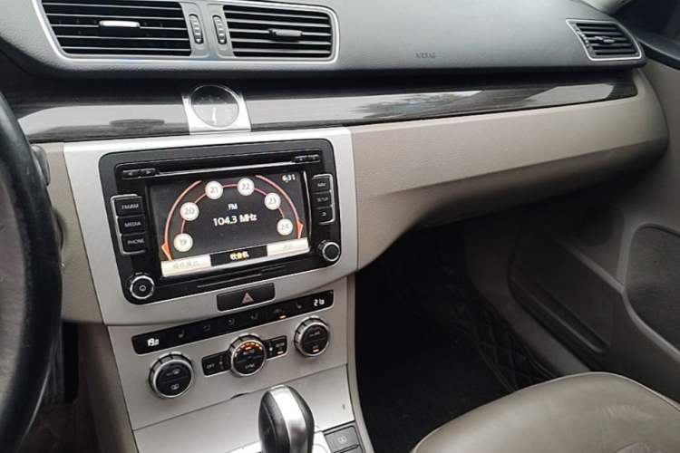 Used Volkswagen Magotan 2013 1.8TSI Prestige Model Audio And AC Panel