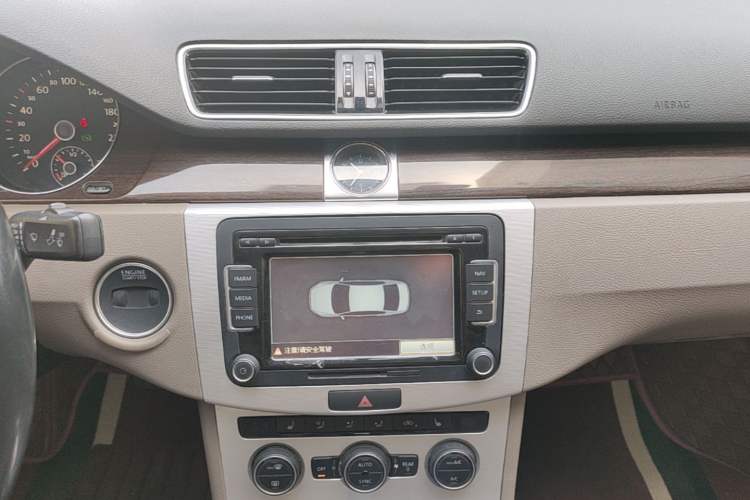 Used Volkswagen Magotan 2013 2.0 TSI Prestige Model Audio And AC Panel