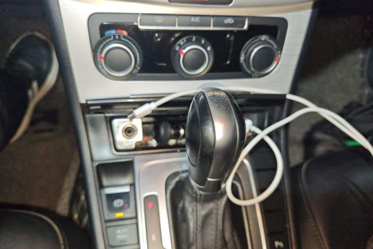 Used Volkswagen Magotan 2013 1.8TSI Premier Model Audio And AC Panel