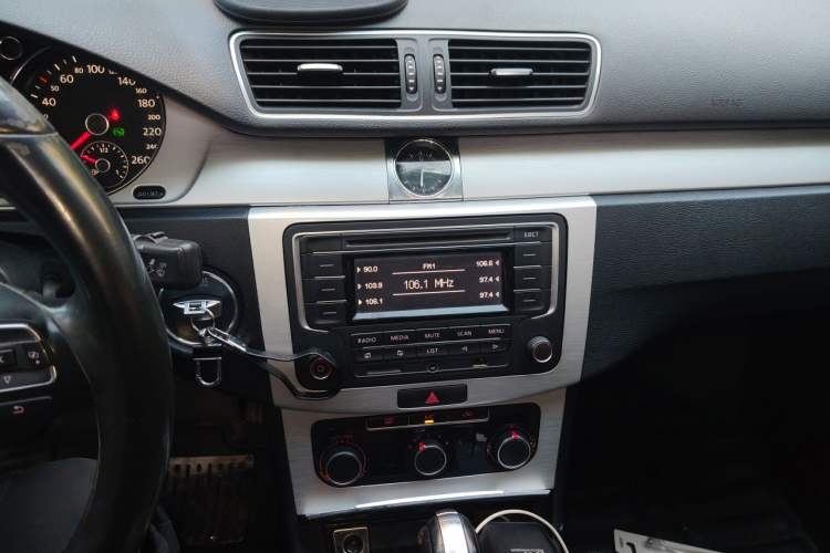 Used Volkswagen Magotan 2013 1.8TSI Premier Model Audio And AC Panel