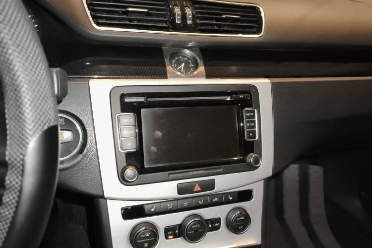 Used Volkswagen Magotan 2013 2.0 TSI Luxury Model Audio And AC Panel