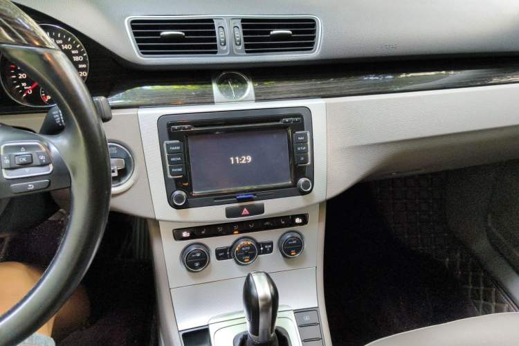 Used Volkswagen Magotan 2013 2.0 TSI Prestige Model Audio And AC Panel