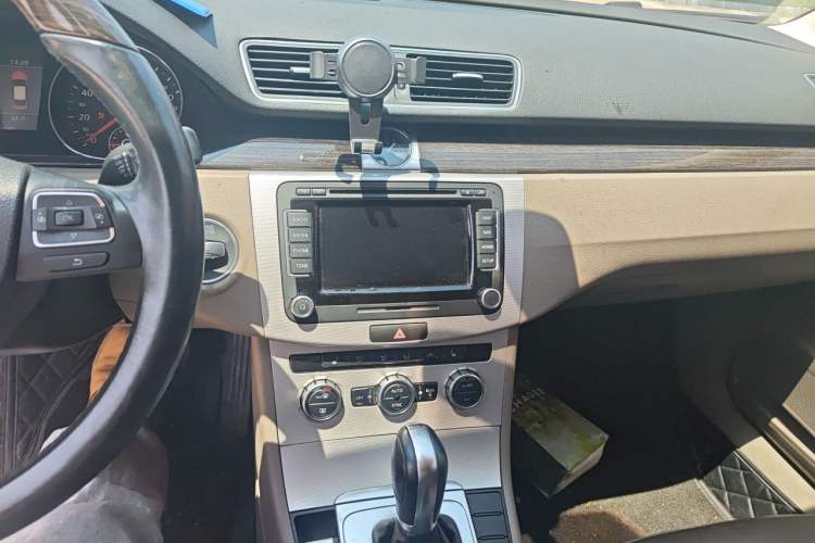 Used Volkswagen Magotan 2013 2.0 TSI Ultimate Model Audio And AC Panel
