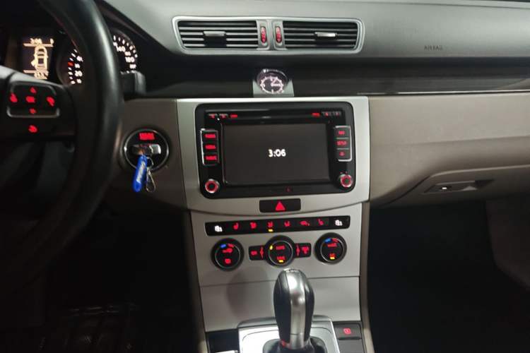 Used Volkswagen Magotan 2013 2.0 TSI Prestige Model Audio And AC Panel
